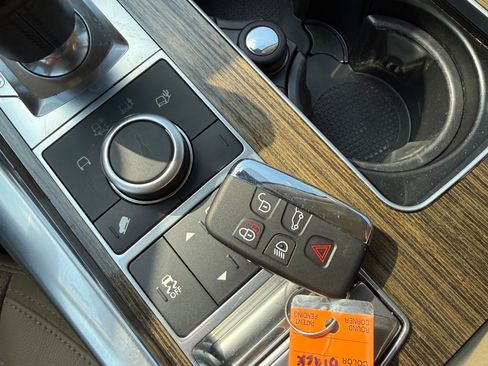 Used 2017 Land Rover Range Rover Sport SE image 31