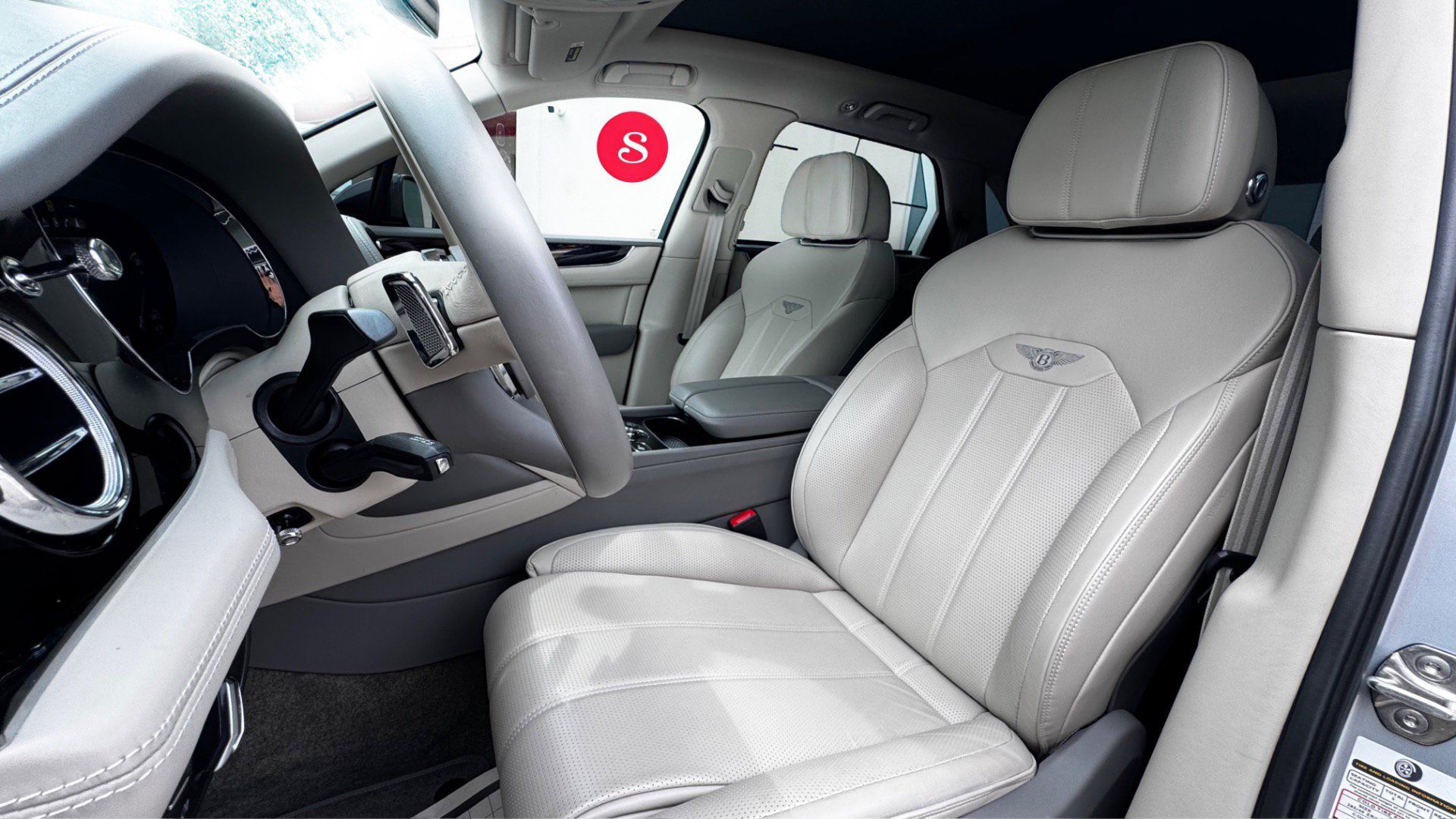 Used 2023 Bentley Bentayga Plug-In Hybrid AWD/4WD image 17