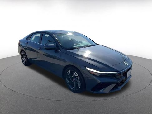 Used 2025 Hyundai Elantra SEL image 2