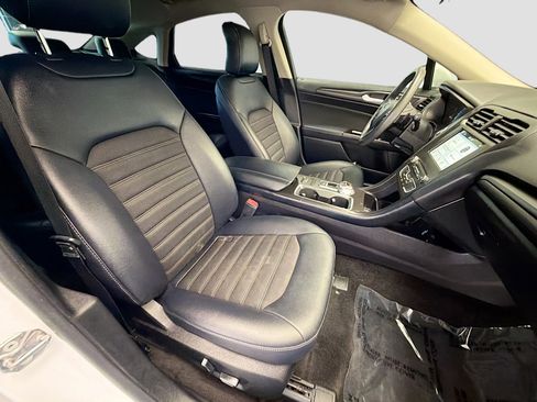 Used 2018 Ford Fusion SE w/ Equipment Group 201A FWD image 15
