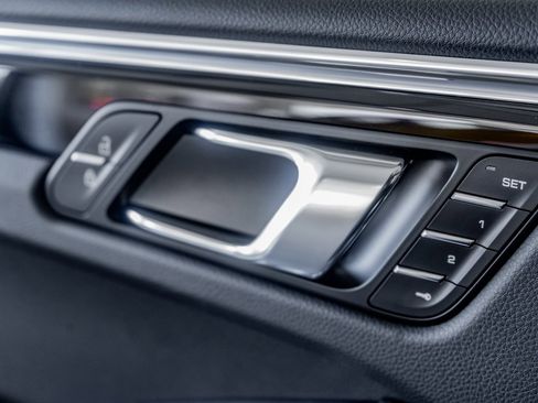 Certified 2025 Porsche Macan image 15