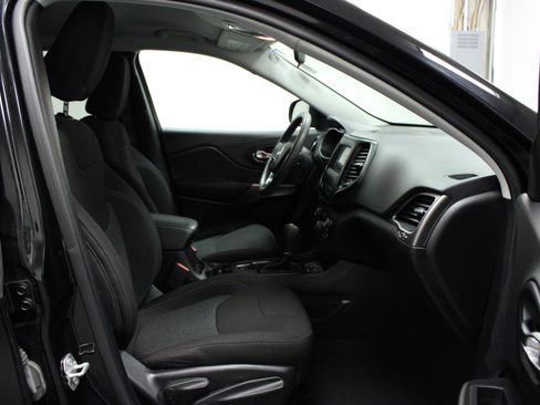 Used 2019 Jeep Cherokee Latitude w/ Popular Appearance Group image 16