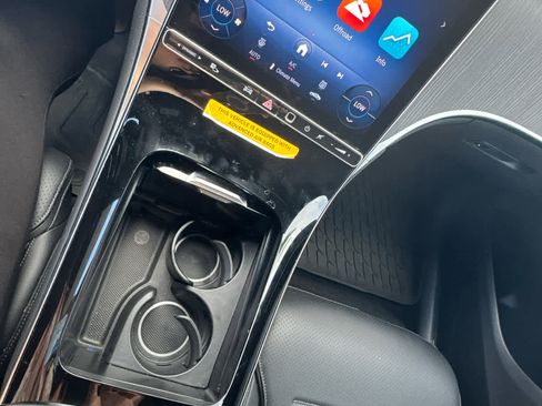 Used 2025 Mercedes-Benz GLC 300 4MATIC image 19