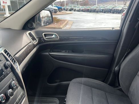 Used 2012 Jeep Grand Cherokee Laredo w/ Laredo E Group image 18