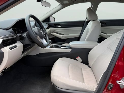 Used 2025 Nissan Altima 2.5 SV FWD image 7