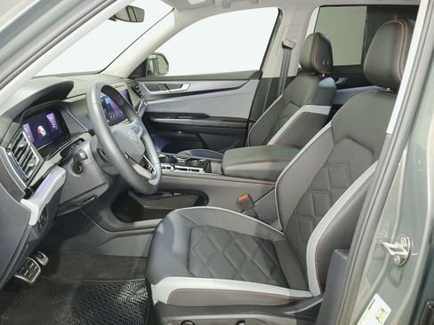 Used 2025 Volkswagen Atlas Peak Edition SE AWD/4WD image 10