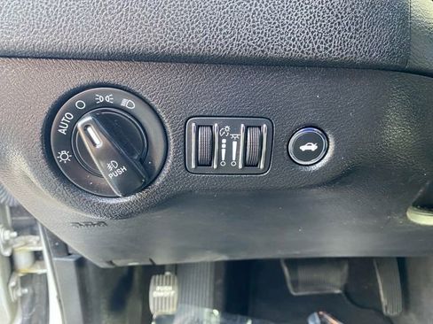 Used 2019 Dodge Charger SXT image 18