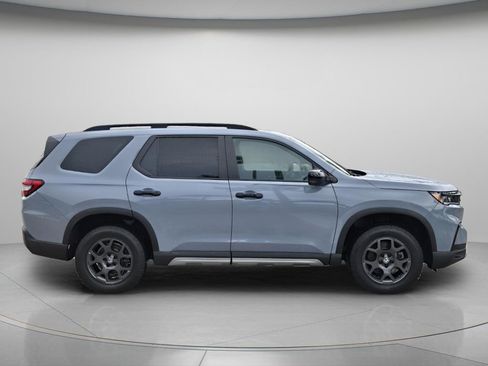 Used 2023 Honda Pilot TrailSport image 3