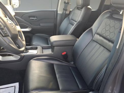 Used 2024 Nissan Frontier SL image 12