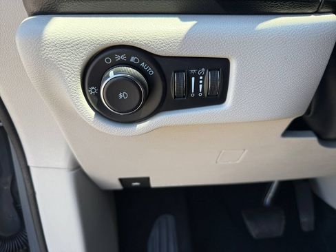 Used 2023 Chrysler Pacifica Touring-L FWD image 25