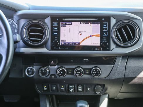 Certified 2018 Toyota Tacoma TRD Off-Road w/ Technology Package AWD/4WD image 3