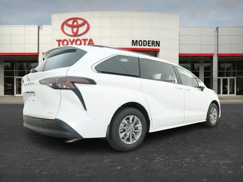 New 2026 Toyota Sienna XLE FWD image 2
