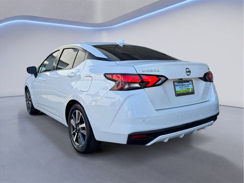 Used 2021 Nissan Versa SV FWD image 4