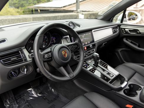 Certified 2026 Porsche Macan AWD/4WD image 4
