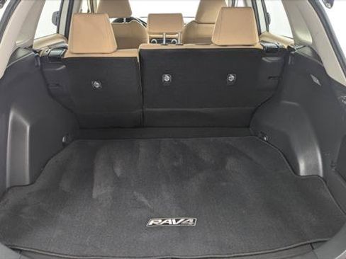 Used 2019 Toyota RAV4 LE FWD image 18