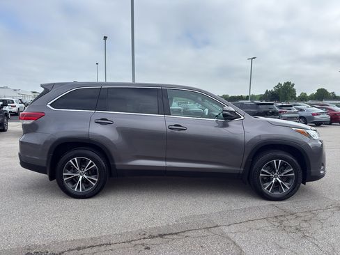 Used 2019 Toyota Highlander Plus AWD/4WD image 4