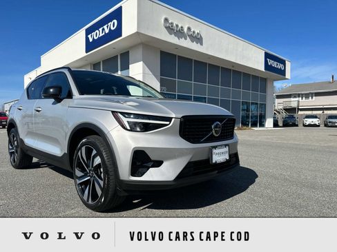 Used 2023 Volvo XC40 B5 Plus w/ Climate Package image 1