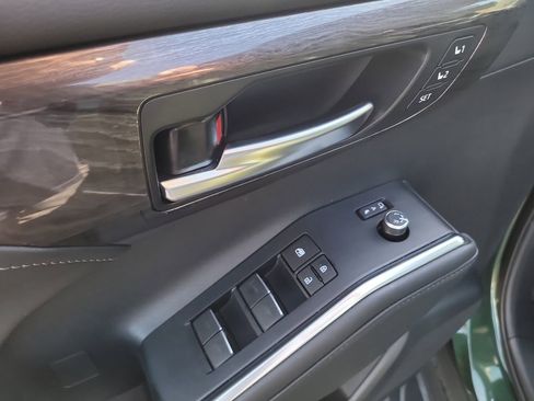 Used 2024 Toyota Highlander Limited image 17