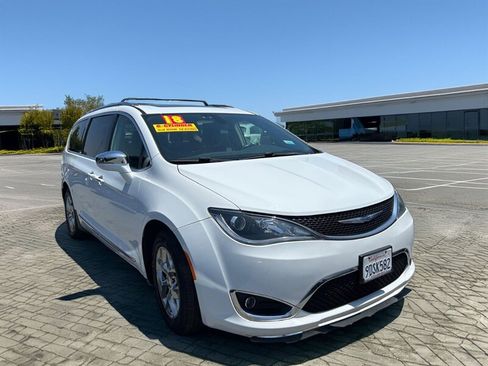 Used 2018 Chrysler Pacifica Limited FWD image 1