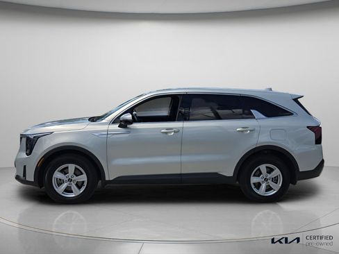 Used 2026 Kia Sorento LX FWD image 3