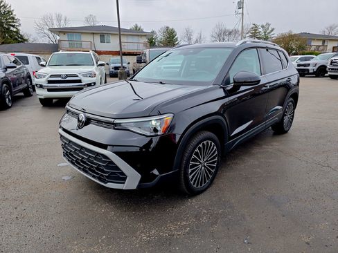 Used 2025 Volkswagen Taos SE image 10