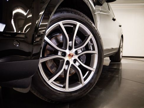 Certified 2026 Porsche Cayenne AWD/4WD image 12