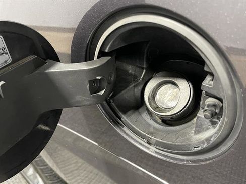 Used 2018 Chevrolet Suburban Premier image 19