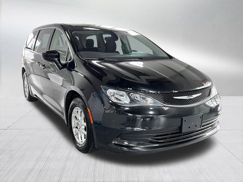 Used 2017 Chrysler Pacifica Touring FWD image 4