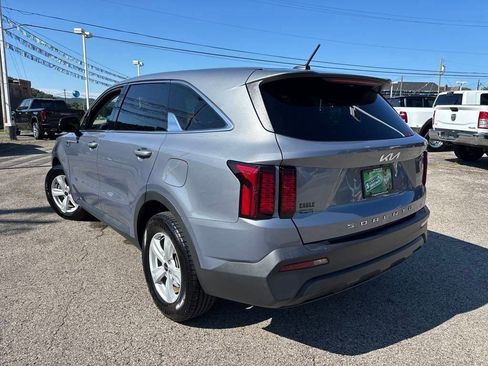 Used 2022 Kia Sorento LX image 3
