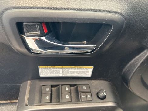 Used 2019 Toyota Tacoma TRD Off-Road AWD/4WD image 8