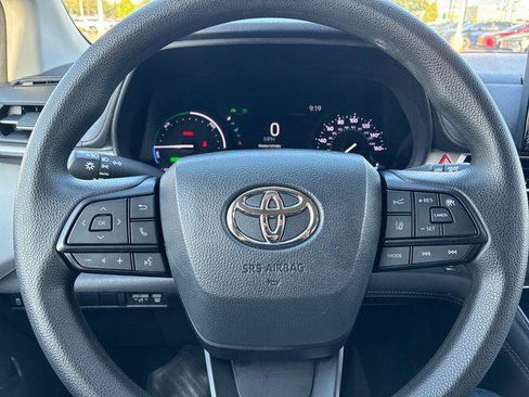 Certified 2025 Toyota Sienna LE FWD image 26