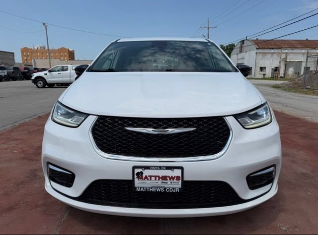 Used 2024 Chrysler Pacifica Touring-L FWD image 2