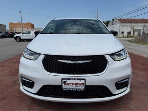 Used 2024 Chrysler Pacifica Touring-L FWD image 2