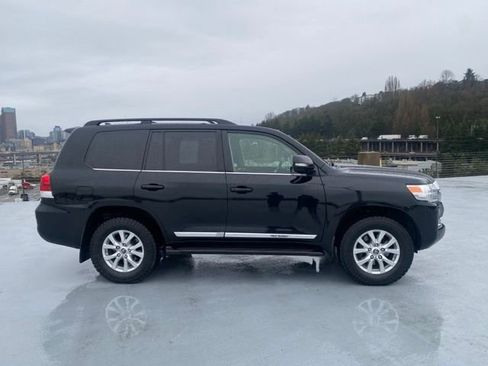 Used 2017 Toyota Land Cruiser Base image 2