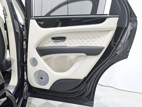 Used 2024 Bentley Bentayga Plug-In Hybrid image 46