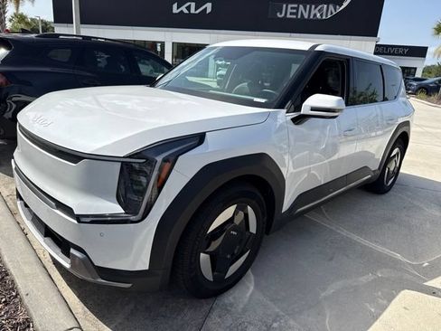 Used 2024 Kia EV9 Light Long Range RWD image 1