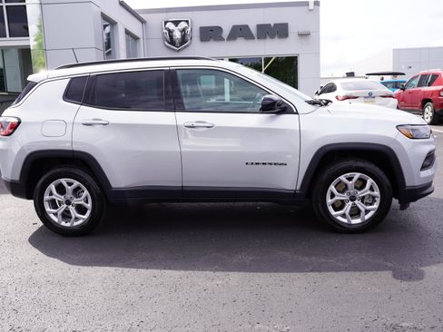 Used 2025 Jeep Compass Latitude w/ Sun & Sound Group AWD/4WD image 2