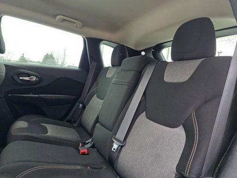 Used 2014 Jeep Cherokee Sport image 17