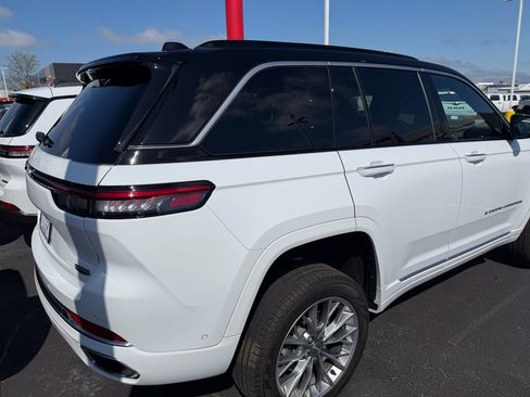 Used 2025 Jeep Grand Cherokee Summit AWD/4WD image 5