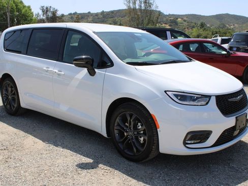 New 2026 Chrysler Pacifica Select image 3