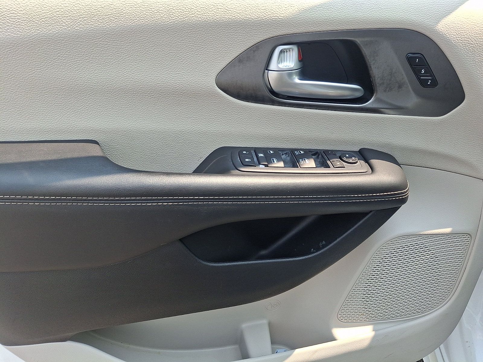Used 2024 Chrysler Pacifica Touring-L FWD image 14