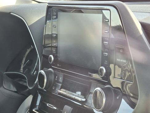 Used 2022 Toyota Highlander XLE image 16