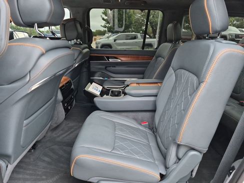 Used 2024 Jeep Grand Wagoneer Series III AWD/4WD image 34