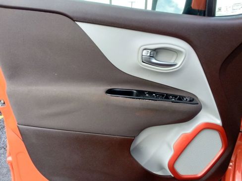 Used 2015 Jeep Renegade Latitude w/ Popular Equipment Group image 9