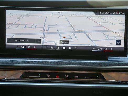 Used 2025 BMW 750e xDrive w/ Premium Package image 10