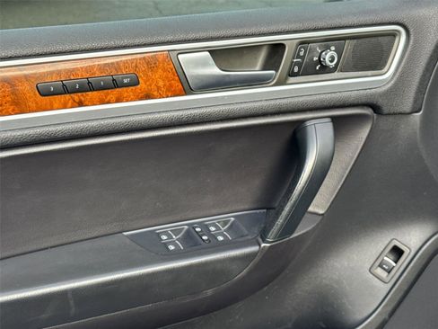 Used 2013 Volkswagen Touareg Lux image 30