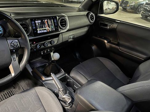 Used 2018 Toyota Tacoma TRD Sport AWD/4WD image 36