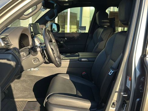 Used 2023 Lexus LX 600 4WD w/ Luxury Package image 8