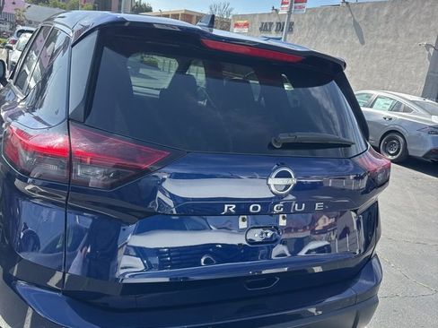 Certified 2025 Nissan Rogue SV image 3