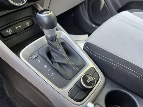 Used 2025 Hyundai Venue SEL FWD image 24